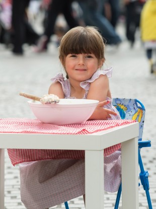 Daisy Dubois (4) enjoying a taste of porridge ahead of the official world record attempt to make the largest bowl of porridge