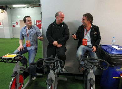 Declan Kidney chats to journalists Joe O'Callaghan and Gerry Thornley in 2010.
