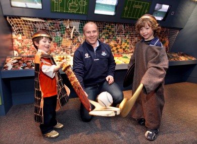 Dublin's Shane Ryan at the GAA Museum with two students.