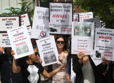 Human right activists march toward the Laotian Embassy in Seoul earlier this week, demanding that Laos guarantee the safety of the nine North Korean asylum seekers.