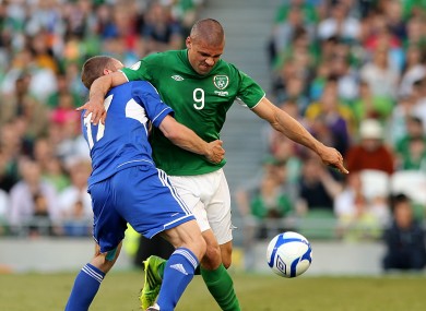Republic of Ireland's Jonathan Walters (right) and Faroe Island's Jonhard Frederiksberg in action last night.