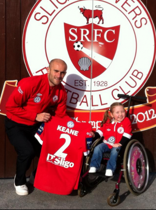 Alan Keane with four-year-old Sligo Rovers supporter Leah Duggan.