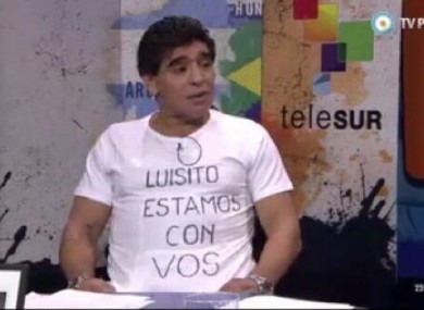 Diego Maradona wearing the t-shirt supporting Luis Suárez.