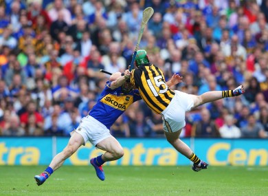 Eoin Larkin and Paddy Stapleton battle for possession.
