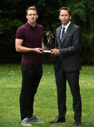 McMillan receiving his award from SSE Airtricity's Ronan Brady today.