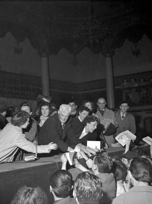 Guillaume Seznec at the meeting organised in his support at the Salle Wagram in Paris, in May 1950.
