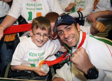 Egan with a young fan at the Ireland team's homecoming in 2008