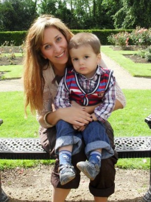 Missing Esra Uyrun with her son Emin.
