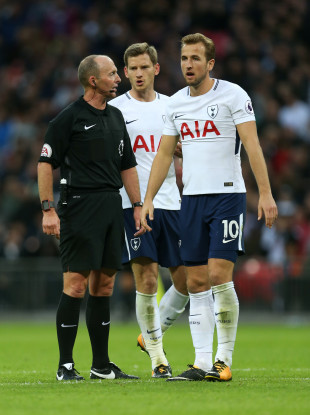 Referee Mike Dean speaks with Tottenham Hotspur's Jan Vertonghen and Tottenham Hotspur's Harry Kane.