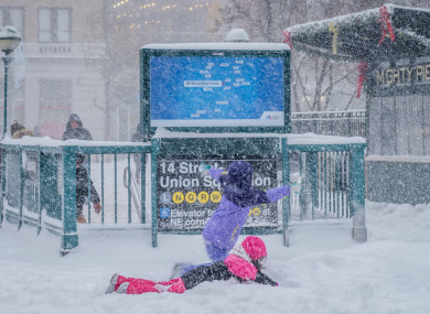 Children did not miss the opportunity to play in the snow in New York.