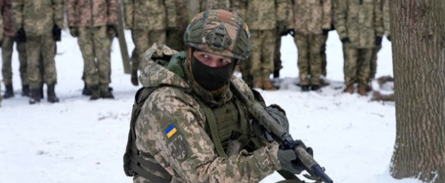 An instructor trains members of Ukraine’s Territorial Defence Forces, volunteer military units of the armed forces, in a city park in Kyiv