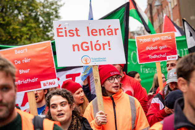 Líon na dteaghlach Gaeltachta ag tógáil a bpáistí le Gaeilge 'seasmhach' ach ag laghdú