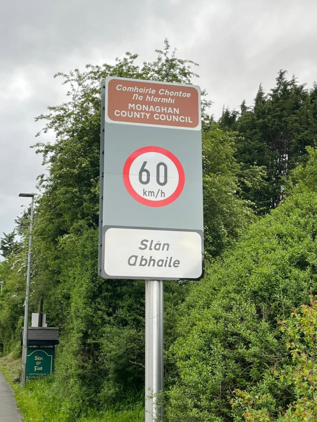 Tiománaithe ar an N2 idir dhá chomhairle, idir dhá chontae, idir dhá theanga