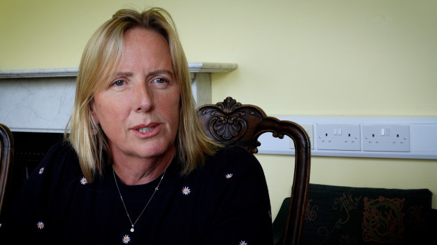 Mná tí ag éirí as an traidisiún: an bhfuil todhchaí na gcoláistí samhraí i mbaol?