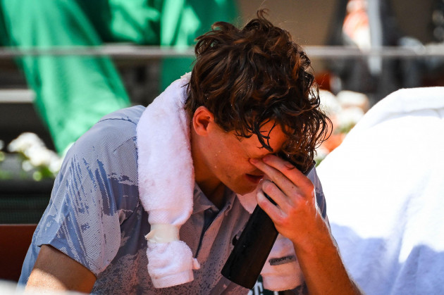 Ailing Sinner loses in French Open second round