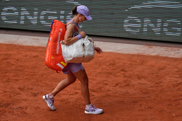 Four-time champion Swiatek exits French Open as Zverev eases into quarters