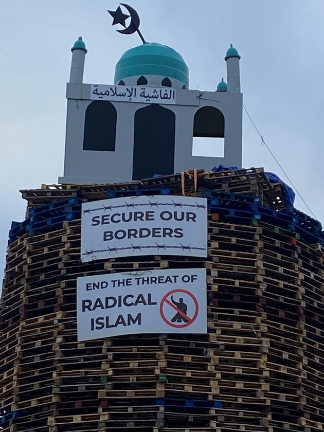 Loyalist bonfire set alight early as PSNI began operation to remove replica mosque The PSNI said it had launched a significant and complex policing operation to remove a hate display from the bonfire in Moygashel.